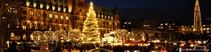 Bannermotiv 2. Weihnachtsfeiertag: Romantische Nachtaufnahme Weihnachtsmarkt HH-Rathausmarkt