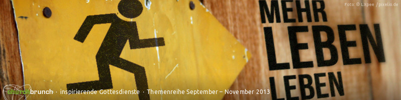 Webbanner Themenreihe "MEHR LEBEN LEBEN": Schriftzug auf Holzwand, ein gelber, leicht verrosteter Hinweisschil-Pfeil zeigt auf den Schriftzug. Auf dem gelben Schild ist ein Notausgang-Männchen in Pfeilrichtung rennend dargestellt