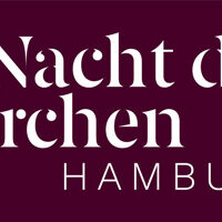 Banner "Nacht der Kirchen": Weißer Schriftzug "Nacht der Kirchen Hamburg" auf bordeuxrotem Grund
