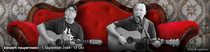 Banner "Konzert superzwei 1.9.24": Jay Friedrich und Volker Schmidt-Bäumler sitzen Gitarren spielend auf einer großen roten Couch vor einer urigen Tapetenwand.